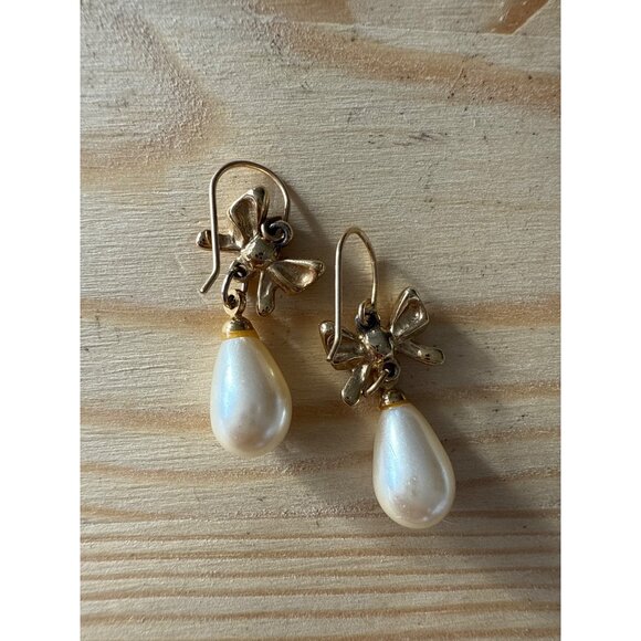 Elegant Pearl Teardrop Dangle Earrings With Gold Bow Accent - Picture 2 of 3